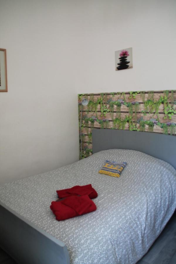 Au Bonheur De Lili Apartamento Fontaine-de-Vaucluse Exterior foto